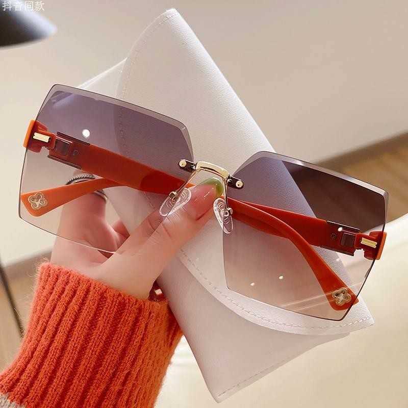 Sunglasses Frames New four leaf grass women's trend Tiktok rimless cut edge sunglasses fashion driving travel glasses
Sunglasses Frames New four leaf grass women's trend Tiktok rimless cut edge sunglasses fashion driving travel glasses
