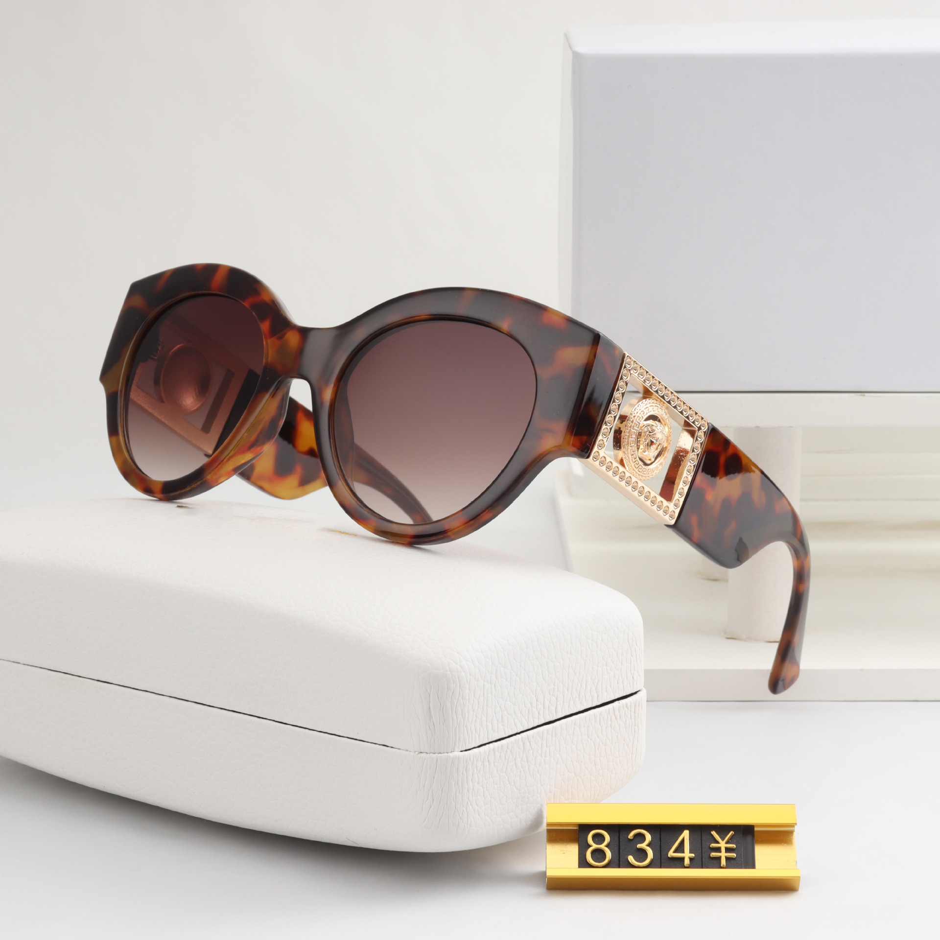 Designer Versage Sunglasses Cycle Luxurious Fashion Metal Trend Colorful Coated Mens Womens Vintage Baseball Sport Retro Toad Summer Polarize MedussaSun Glasses
Designer Versage Sunglasses Cycle Luxurious Fashion Metal Trend Colorful Coated Mens Womens Vintage Baseball Sport Retro Toad Summer Polarize MedussaSun Glasses