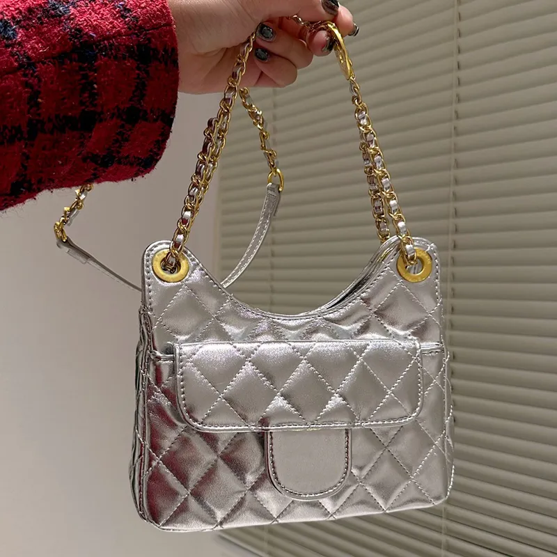 Designer Women Quilted Hobo Chain Shoulder Bag France Luxury Fashion Diamond Lattice Leather Crossbody Handbag Lady Weave Chain Cross Body Strap Gold Coin Badge Bag
Designer Women Quilted Hobo Chain Shoulder Bag France Luxury Fashion Diamond Lattice Leather Crossbody Handbag Lady Weave Chain Cross Body Strap Gold Coin Badge Bag