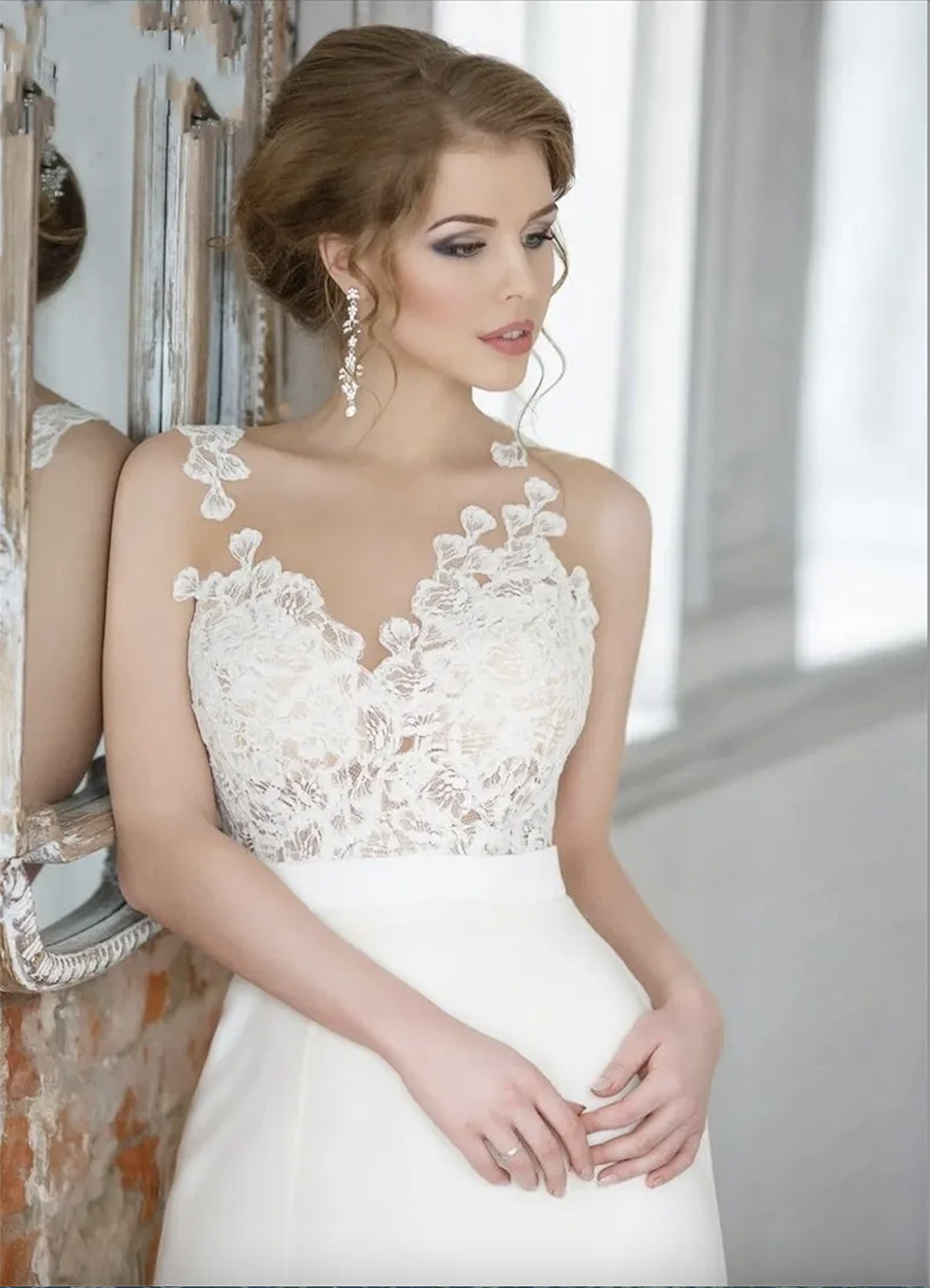 Beach Wedding Boho Dresses Sheer Neck Lace Appliques 2023 Elegant Satin Sweep Train Bridal Gown Illusion Buttons Back Robes De Mariee