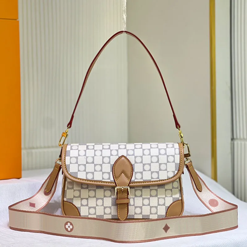 Luxury Designer Underarm Bags M45985 Ladies cross body Shoulder Bag DIANE ultimate quality handbags canvas strap Messenger Purse Women genuine leather Tote
Luxury Designer Underarm Bags M45985 Ladies cross body Shoulder Bag DIANE ultimate quality handbags canvas strap Messenger Purse Women genuine leather Tote