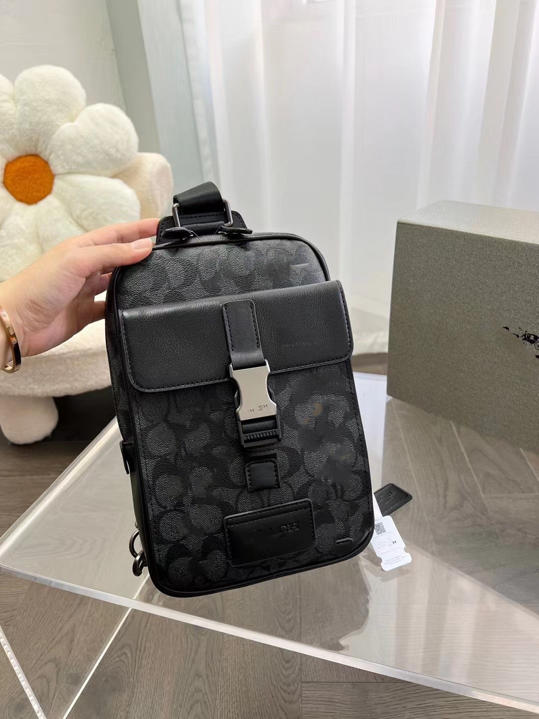 Designer bag high-end quality ce552 ch587 April 2023 new coch men's and women's waist bag and breast bag track series, Black
Designer bag high-end quality ce552 ch587 April 2023 new coch men's and women's waist bag and breast bag track series, Black
