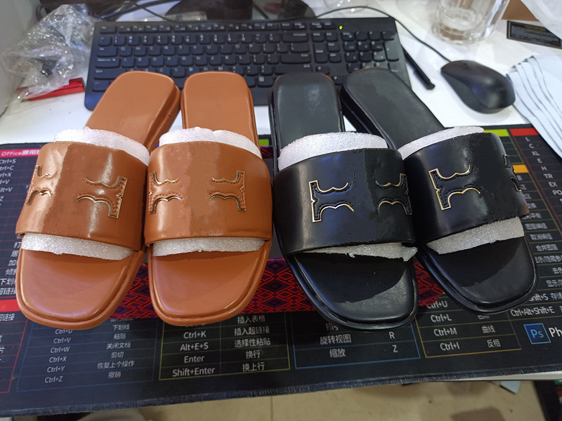 2023 Luxury Brand Women's Designer Shoes Summer Fashion New Metal Buckle Indoor Anti slip Flat Bottom Sandals Open Toe Tory Women's Slippers Outdoor Beach Brand Shoes h, Logo t o r y b u r c h high quality
2023 Luxury Brand Women's Designer Shoes Summer Fashion New Metal Buckle Indoor Anti slip Flat Bottom Sandals Open Toe Tory Women's Slippers Outdoor Beach Brand Shoes h, Logo t o r y b u r c h high quality