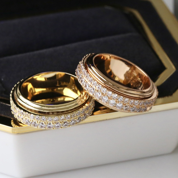 Luxurys designer full diamond ring Time to run ring can turn the ring unique design European and American women's fashion very cool
Luxurys designer full diamond ring Time to run ring can turn the ring unique design European and American women's fashion very cool