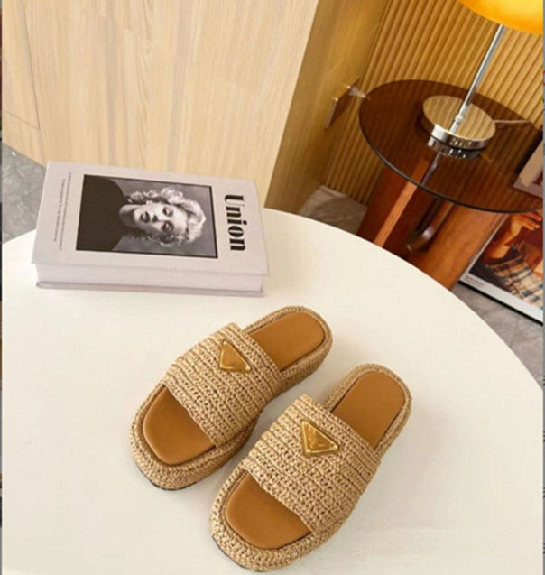 New Designer Slippers Raffia Straw Sandals Woven Slides Women Sandal Luxury Triangle Buckle Straw Knit Platform Slides Summer Beach Flip Flops Espadrilles Mules, Khaki
New Designer Slippers Raffia Straw Sandals Woven Slides Women Sandal Luxury Triangle Buckle Straw Knit Platform Slides Summer Beach Flip Flops Espadrilles Mules, Khaki