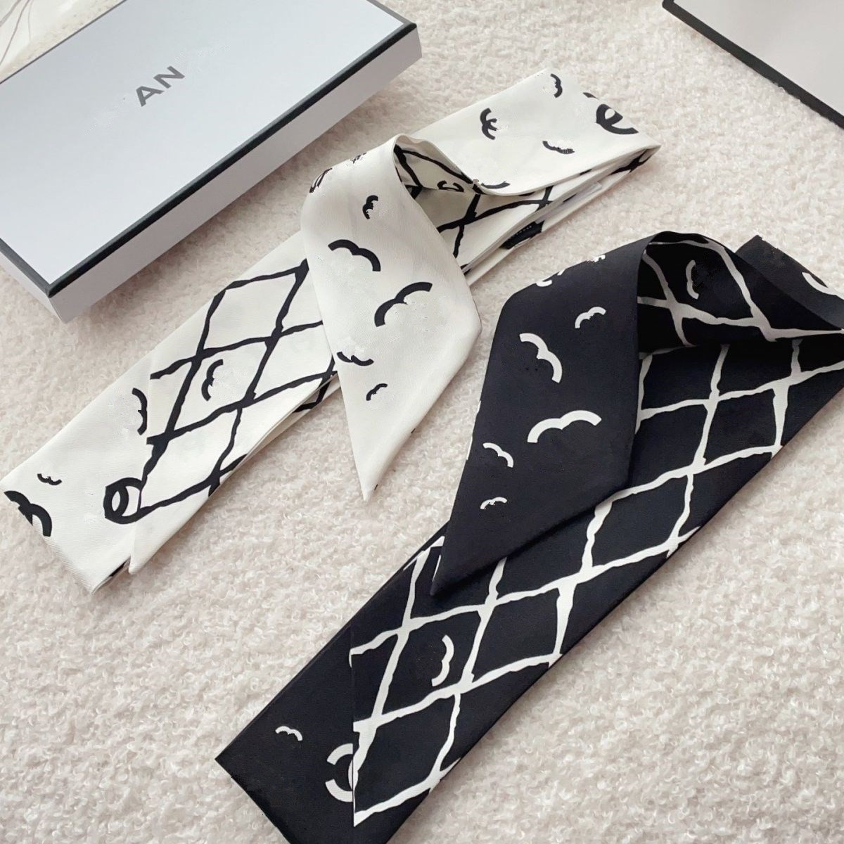 Designer scarf brand silk scarfs lady high-grade fashion scarves headband Plaid letters simple style
Designer scarf brand silk scarfs lady high-grade fashion scarves headband Plaid letters simple style
