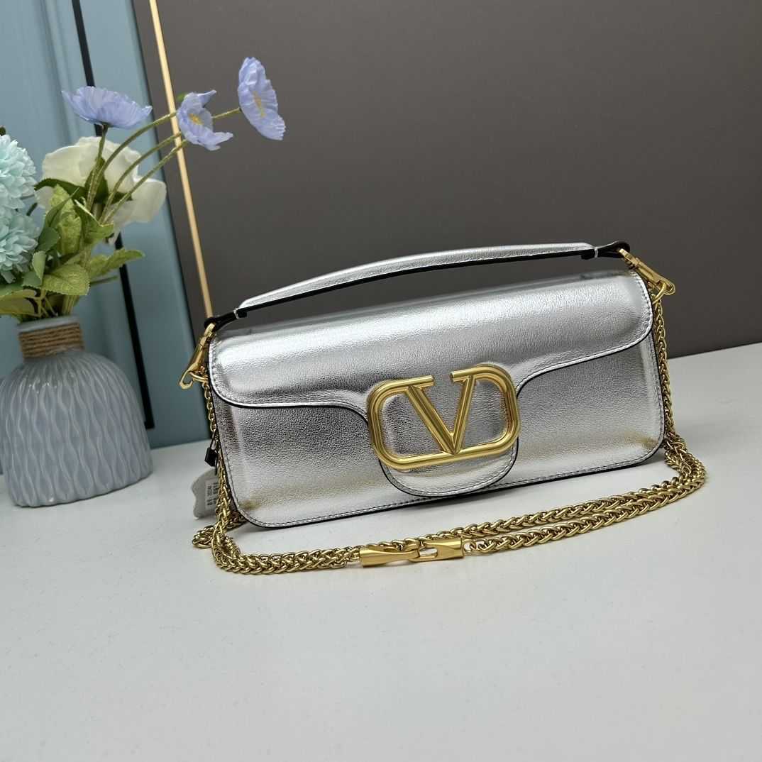 Mini Valentino Designer Bag Crossbody Luxurys Beach Handbags Bags Fashion Handheld Women Metal Underarm Handbag 0GNX, Black small size 20cm in length
Mini Valentino Designer Bag Crossbody Luxurys Beach Handbags Bags Fashion Handheld Women Metal Underarm Handbag 0GNX, Black small size 20cm in length
