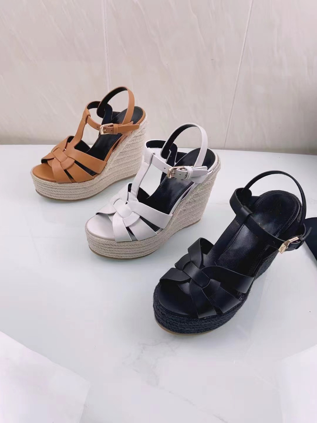 European shoes big name luxury goods, style women's sandal , formal slipper, Woven sole genuine leather, high heel Weaving style, Green
European shoes big name luxury goods, style women's sandal , formal slipper, Woven sole genuine leather, high heel Weaving style, Green