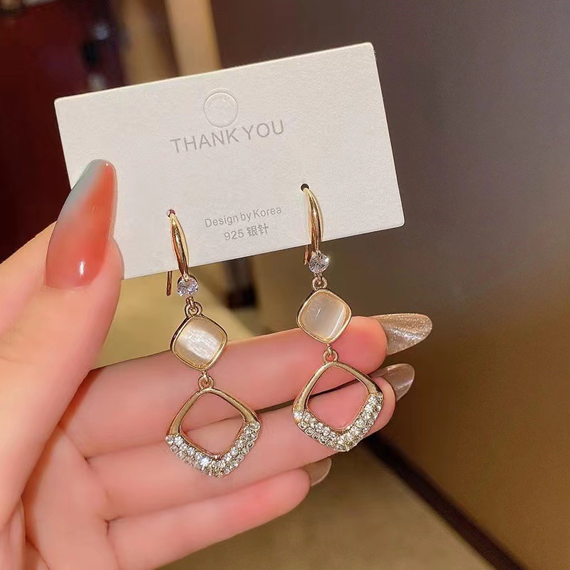 Fashion Exquisite Leaves Tassel Pendant Earrings For Women Shiny Crystal Opal Long Hanging Earring Female Luxury Jewelry
Fashion Exquisite Leaves Tassel Pendant Earrings For Women Shiny Crystal Opal Long Hanging Earring Female Luxury Jewelry