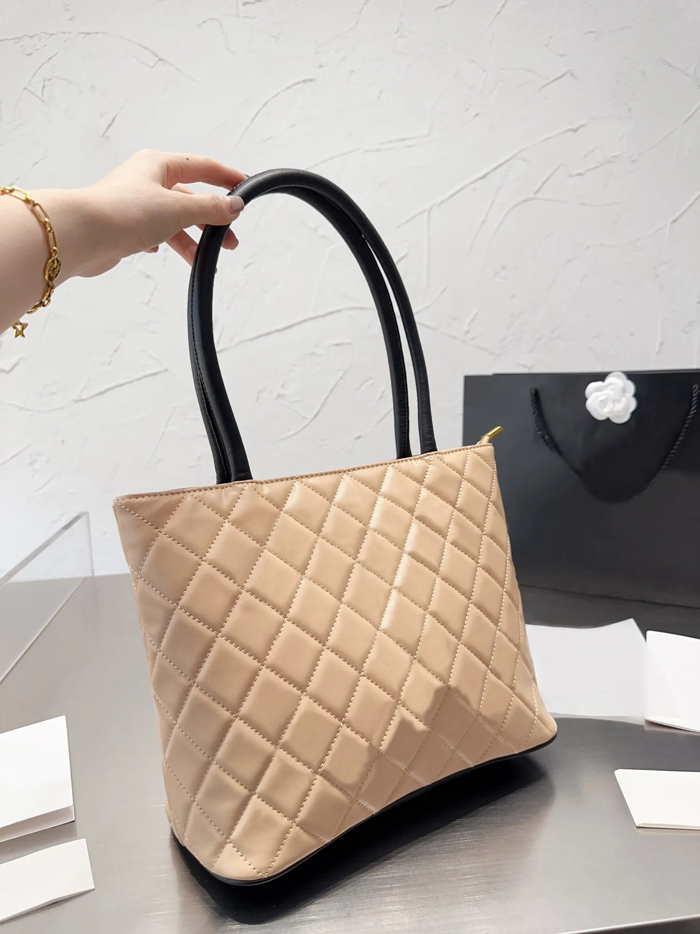 Designer bags Classic Diamond Quilted Shopping Bags Designer bags Vintage Large Capacity Handbags Fashion Tote Bag Outdoor Travel Shoulder Bag Women casual CC Hand, Black/white
Designer bags Classic Diamond Quilted Shopping Bags Designer bags Vintage Large Capacity Handbags Fashion Tote Bag Outdoor Travel Shoulder Bag Women casual CC Hand, Black/white