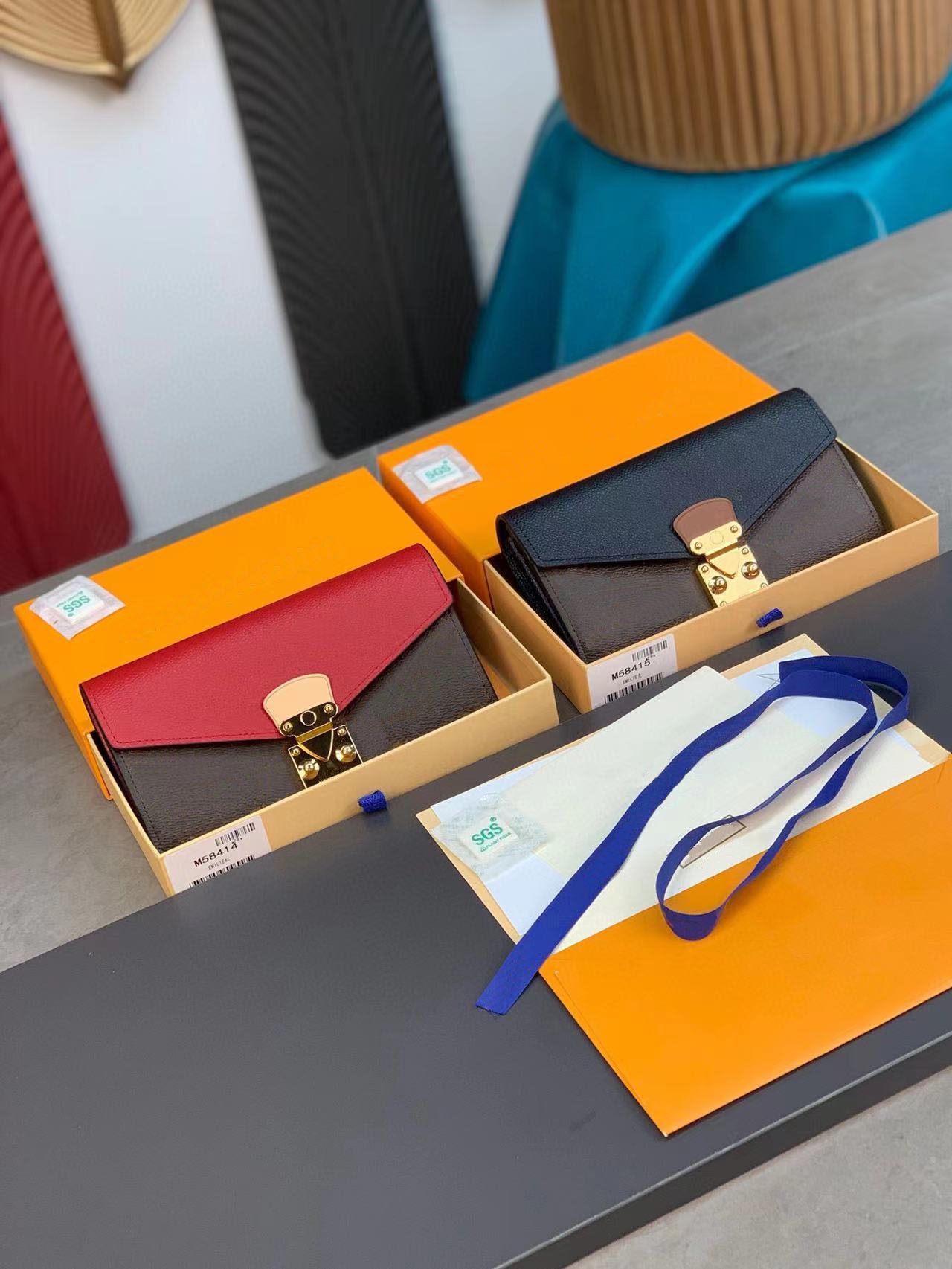 Fashion Selling Classic womens Flip wallets Top Quality Sheepskin Luxurys Designer bag Gold and Silver Buckle Coin Purse Card Holder With box 001, Red
Fashion Selling Classic womens Flip wallets Top Quality Sheepskin Luxurys Designer bag Gold and Silver Buckle Coin Purse Card Holder With box 001, Red