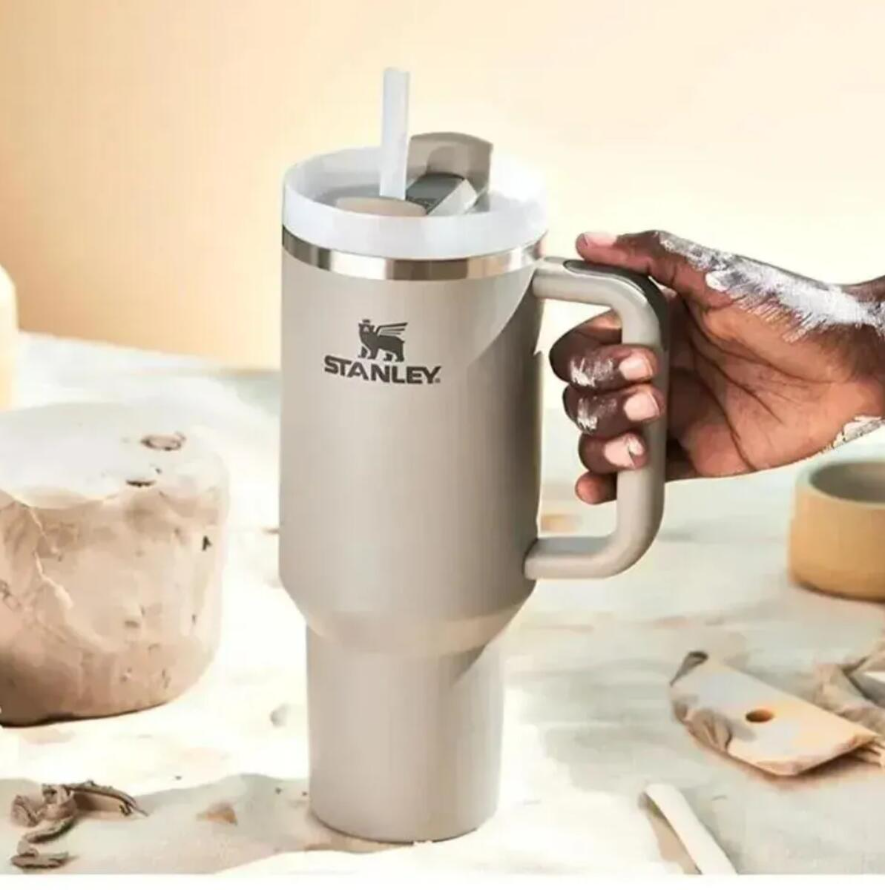 1PC Stan-ley Quencher H2.0 40oz Stainless Steel Tumblers Cups with Silicone handle Lid Straw 2nd Generation Car mugs Keep Drinking Cold Water Bottles Logo E0522469, Multi-color
1PC Stan-ley Quencher H2.0 40oz Stainless Steel Tumblers Cups with Silicone handle Lid Straw 2nd Generation Car mugs Keep Drinking Cold Water Bottles Logo E0522469, Multi-color