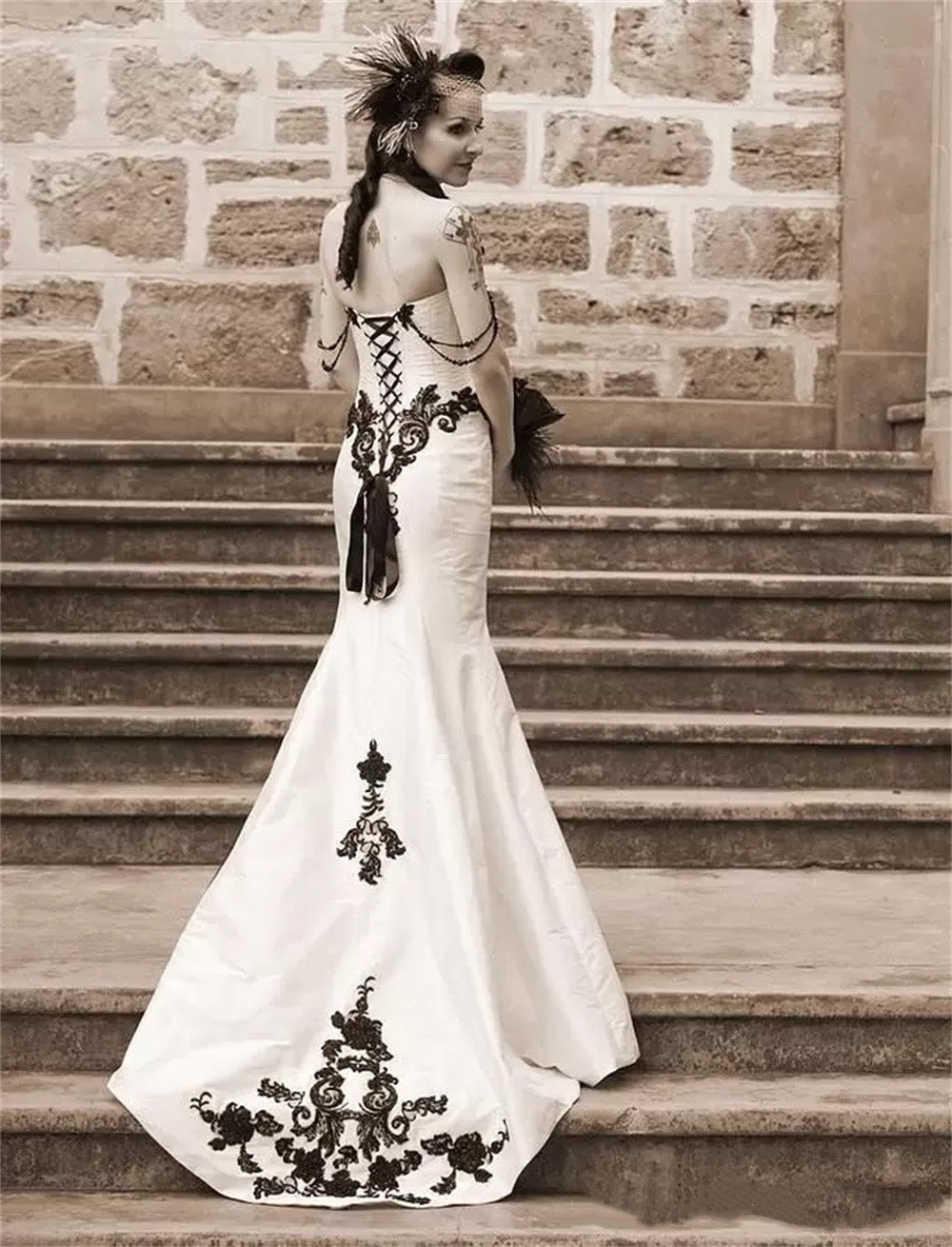 Vintage Ivory And Black Gothic Wedding Dresses Sleeveless Summer Autumn Mermaid Bridal Gowns Lace Appliques Lace-Up Plus Size Bride Dress