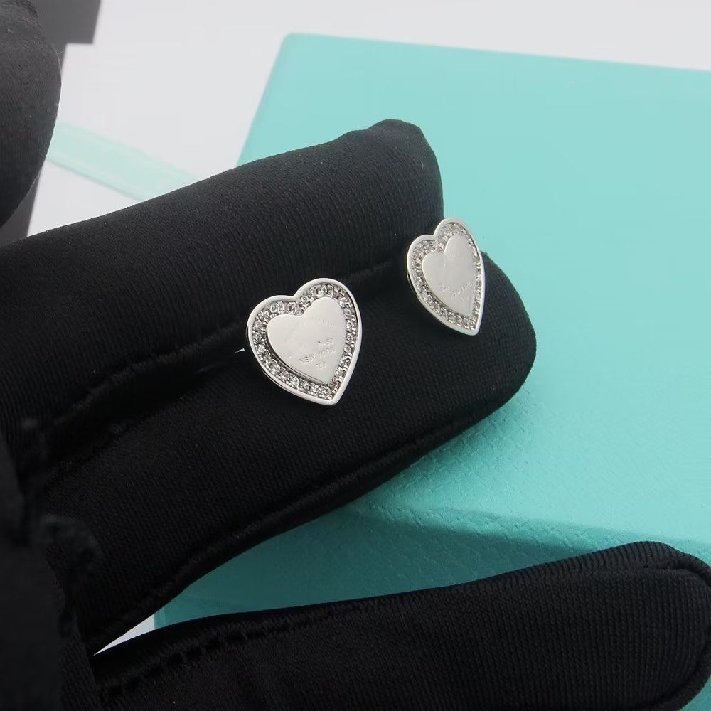 1.3CM Women Design Luxury Stud Heart Edge With Damond Earrings Stainless Steel Jewelry
1.3CM Women Design Luxury Stud Heart Edge With Damond Earrings Stainless Steel Jewelry