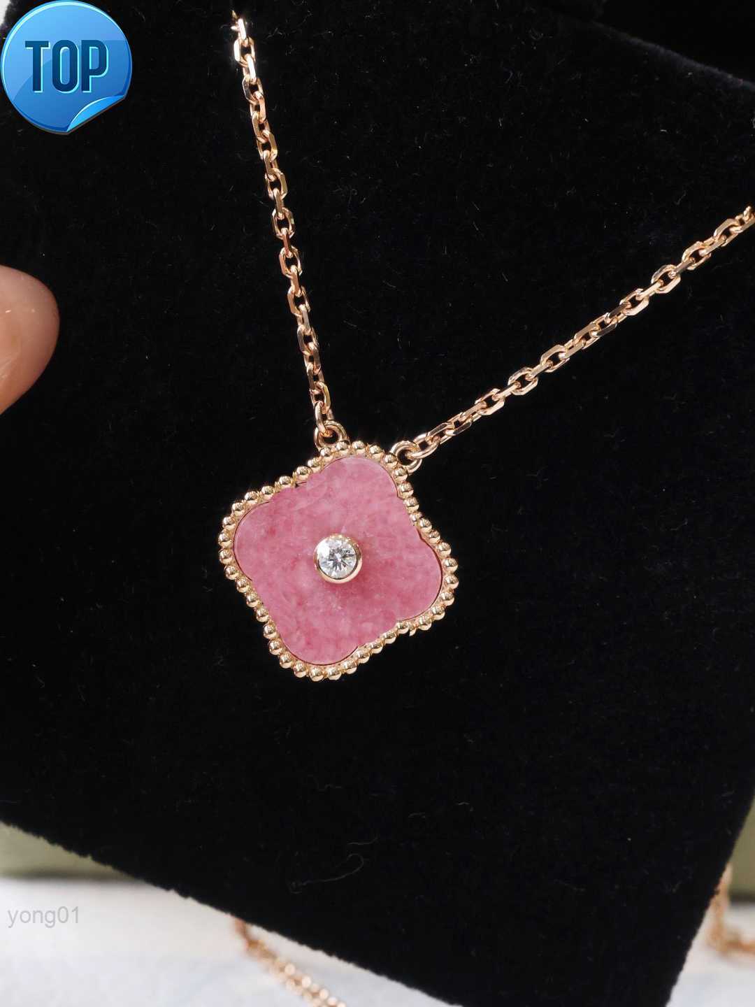 Fashion Classic Necklace Jewelry 4 Four Leaf Clover Charm Pink Colour Withdiamonds Designer Jewelry Necklaces for Women Chirstmas
Fashion Classic Necklace Jewelry 4 Four Leaf Clover Charm Pink Colour Withdiamonds Designer Jewelry Necklaces for Women Chirstmas