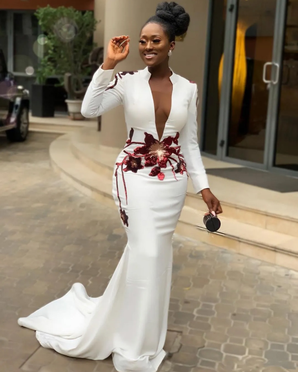 New White Mermaid Evening Dresses Formal Prom Party Gown V-Neck Long Sleeve Floor-Length Sweep Train Lace Applique Satin long Illusion