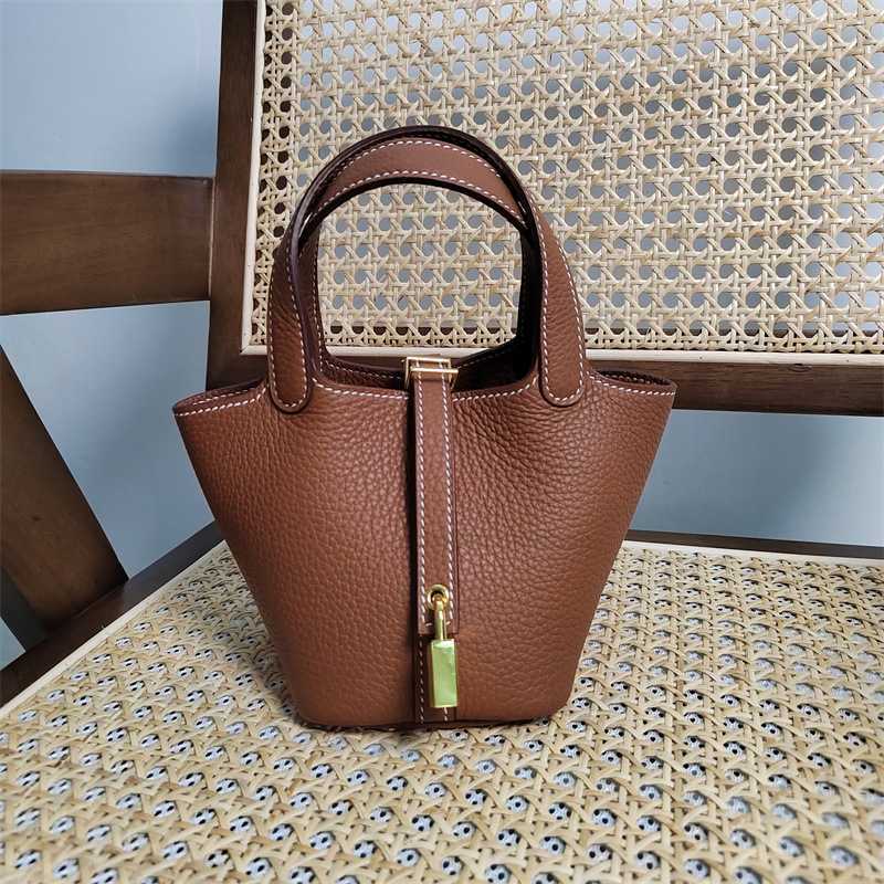 Designer Handbag Picotin Lock Cargo Tc Cowhide Handmade Wax Thread Vegetable Basket Super Mini Top Layer Leather Portable Bucket Bag for Women, Gold brown (silver buckle)
Designer Handbag Picotin Lock Cargo Tc Cowhide Handmade Wax Thread Vegetable Basket Super Mini Top Layer Leather Portable Bucket Bag for Women, Gold brown (silver buckle)