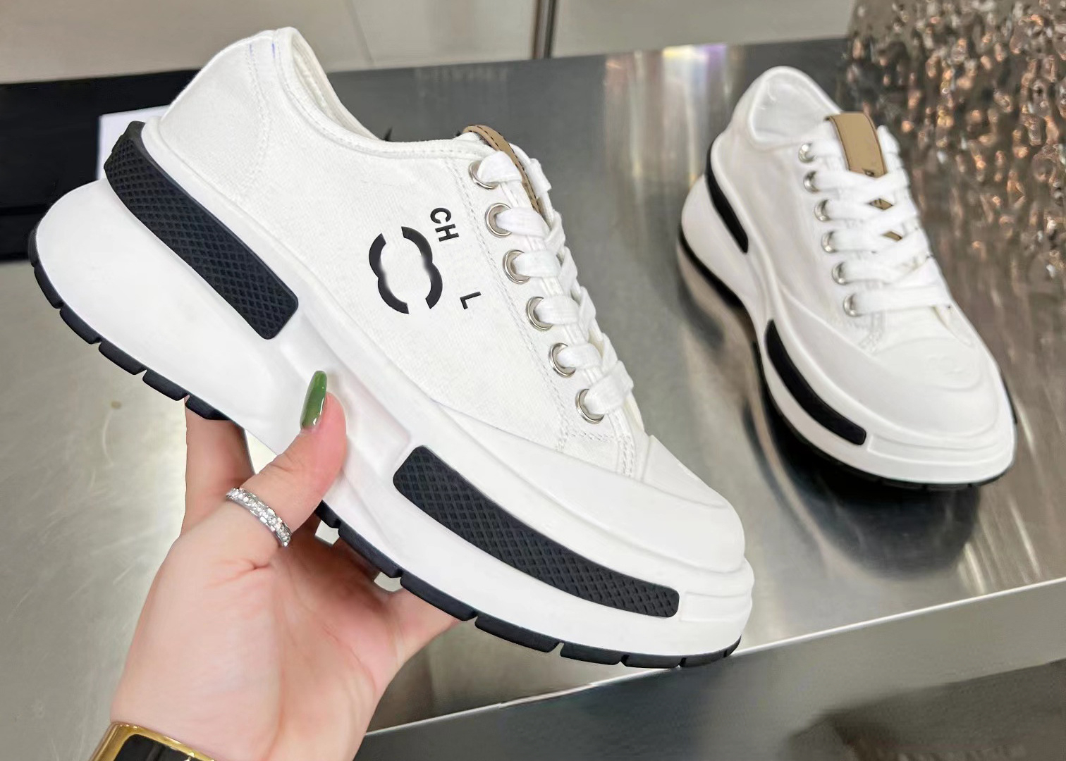 High Version of Small Incense Wind Low Help Daddy Shoes Increase Leisure Small White Shoes Everything with Cake Thick Soled Canvas Shoes Female, Black
High Version of Small Incense Wind Low Help Daddy Shoes Increase Leisure Small White Shoes Everything with Cake Thick Soled Canvas Shoes Female, Black