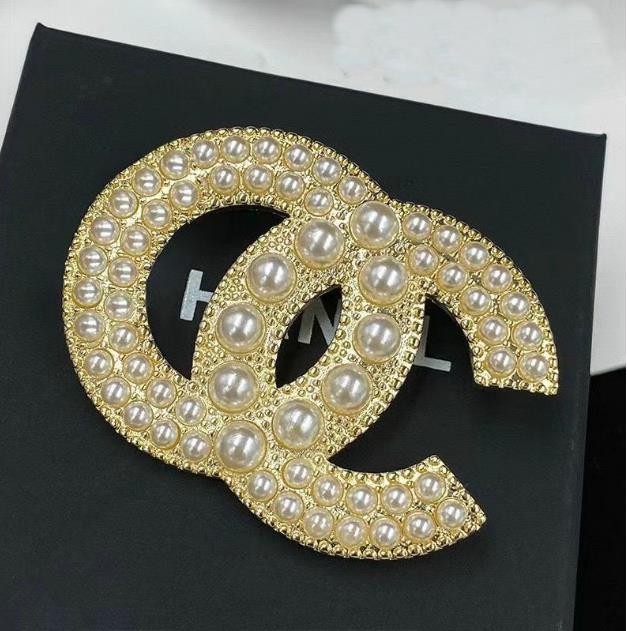 Designer Brand Letter Broaches Pearls Crystal Brooches Fashion Jewelry For Women Decoration High Quality Accessoriesy 20style
Designer Brand Letter Broaches Pearls Crystal Brooches Fashion Jewelry For Women Decoration High Quality Accessoriesy 20style