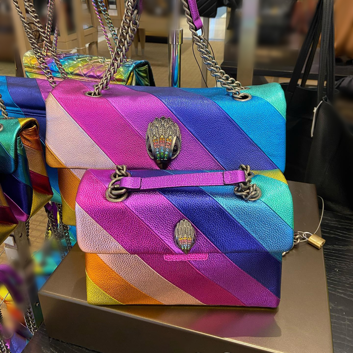 Mens famous Kurt Geiger handbag rainbow bag london Genuine Leather designer tote bags Womens Flip stripes gym Shoulder bag Luxury clutch silver chain cross body Bags
Mens famous Kurt Geiger handbag rainbow bag london Genuine Leather designer tote bags Womens Flip stripes gym Shoulder bag Luxury clutch silver chain cross body Bags