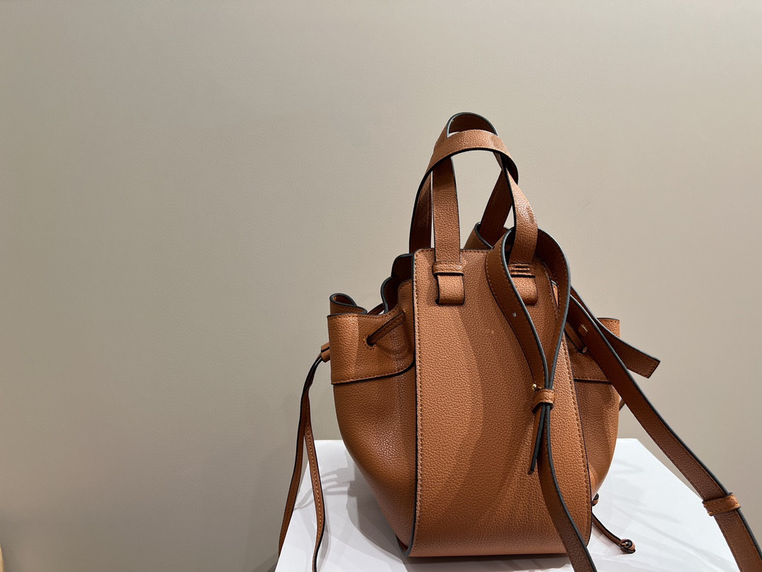 Luxury Hammock genuine leather bucket bag with hand sewn drawstring bag for women's shoulder bag, large capacity commuting designer bag ID michafl_kops, Black
Luxury Hammock genuine leather bucket bag with hand sewn drawstring bag for women's shoulder bag, large capacity commuting designer bag ID michafl_kops, Black