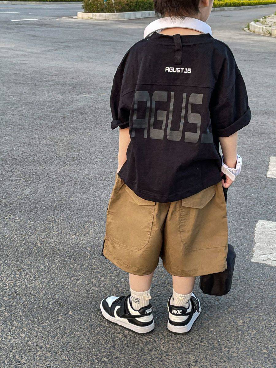 Korean style summer children's short sleeved T-shirt, men's baby clothing, fashionable and casual, loose fitting T-shirt, round neck, thin print, letter solid color design, Black
Korean style summer children's short sleeved T-shirt, men's baby clothing, fashionable and casual, loose fitting T-shirt, round neck, thin print, letter solid color design, Black