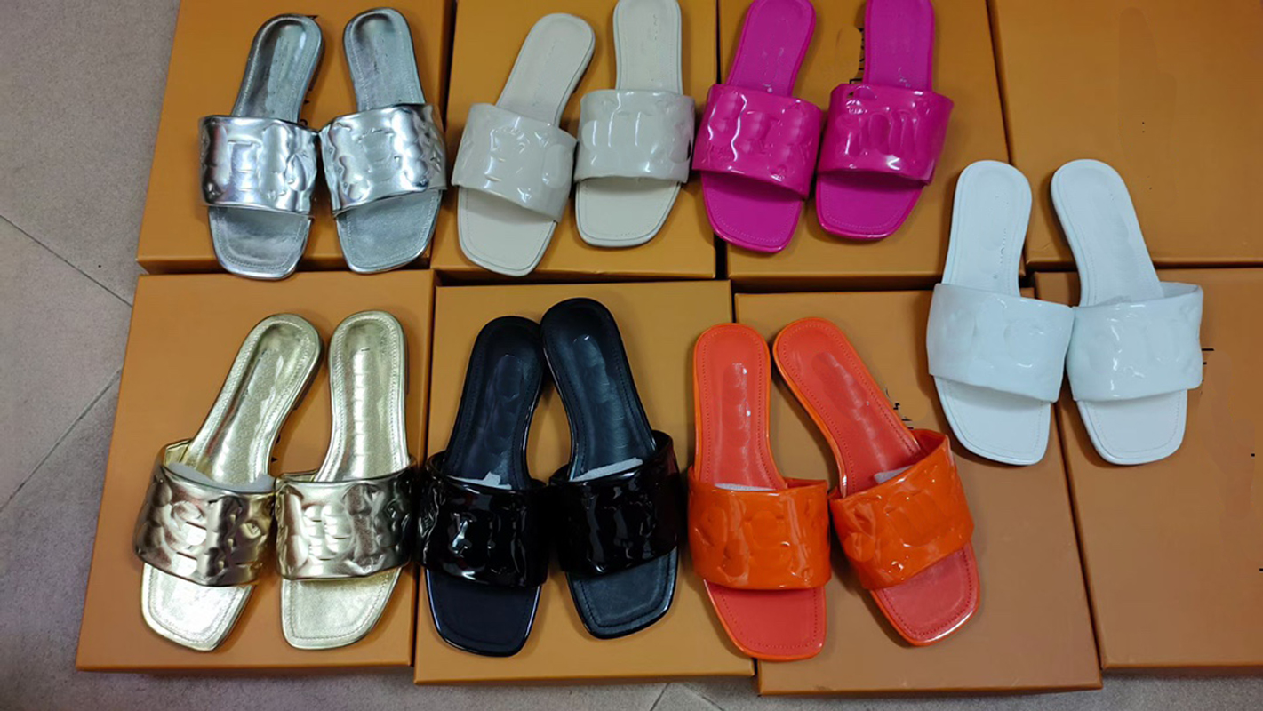 2023 Summer Designer Beach Slippers Sandals For Women Ladies Mules Casual Fashion Luxury Flat Leather Solid Slides White Black box
2023 Summer Designer Beach Slippers Sandals For Women Ladies Mules Casual Fashion Luxury Flat Leather Solid Slides White Black box