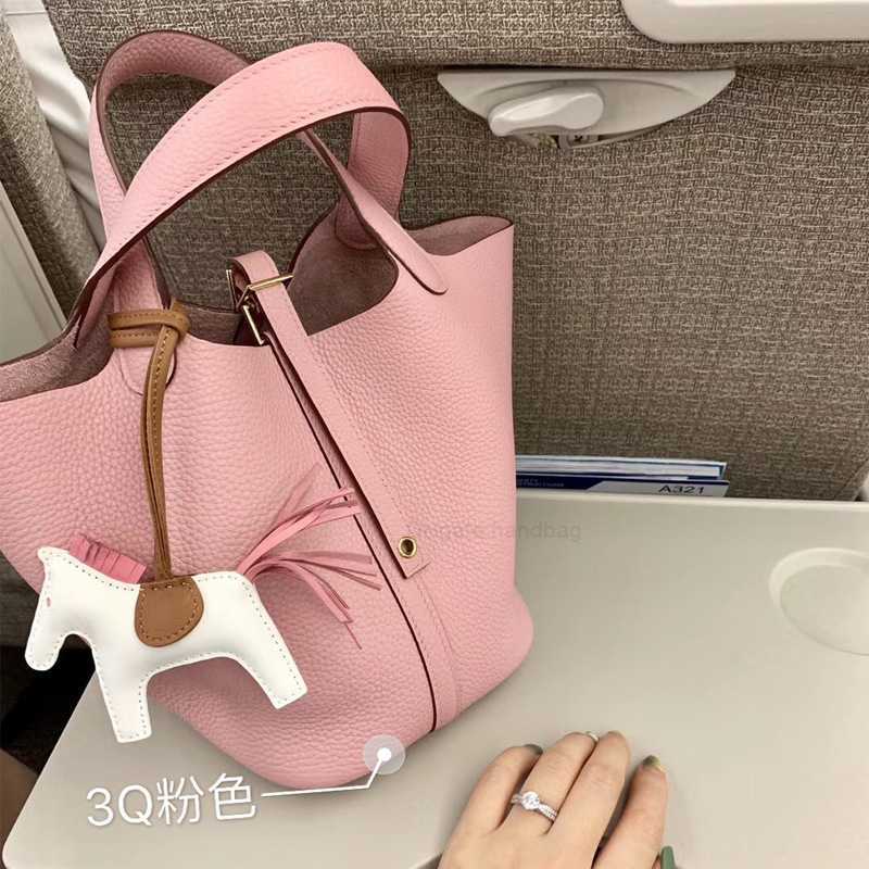 Designer Handbag Picotin Lock Cargo High-texture Calfskin Basket Bag Litchi Pattern Top Layer Togo Leather Handbag Large Capacity Leather Bucket Bag, Milk shake white powder
Designer Handbag Picotin Lock Cargo High-texture Calfskin Basket Bag Litchi Pattern Top Layer Togo Leather Handbag Large Capacity Leather Bucket Bag, Milk shake white powder