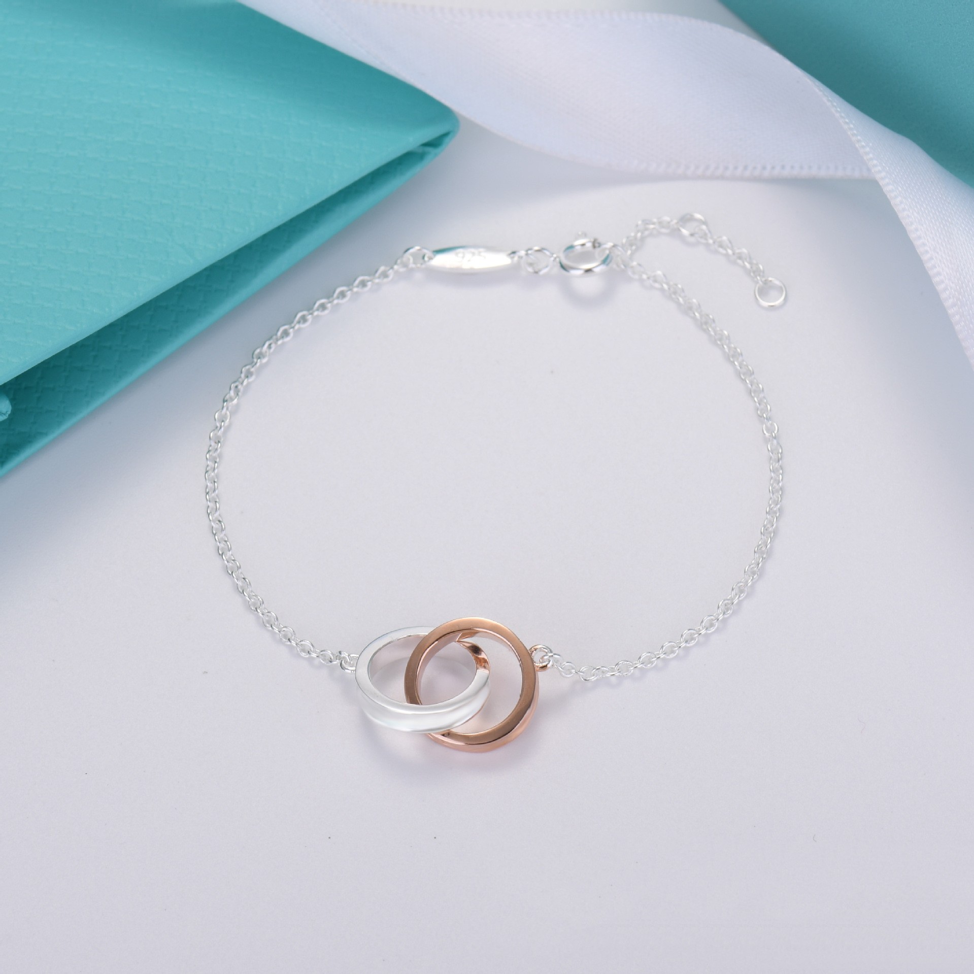 T Home 1837 Design sense double ring bracelet Female CNC steel print color separation rose gold personality bracelet for men and women
T Home 1837 Design sense double ring bracelet Female CNC steel print color separation rose gold personality bracelet for men and women