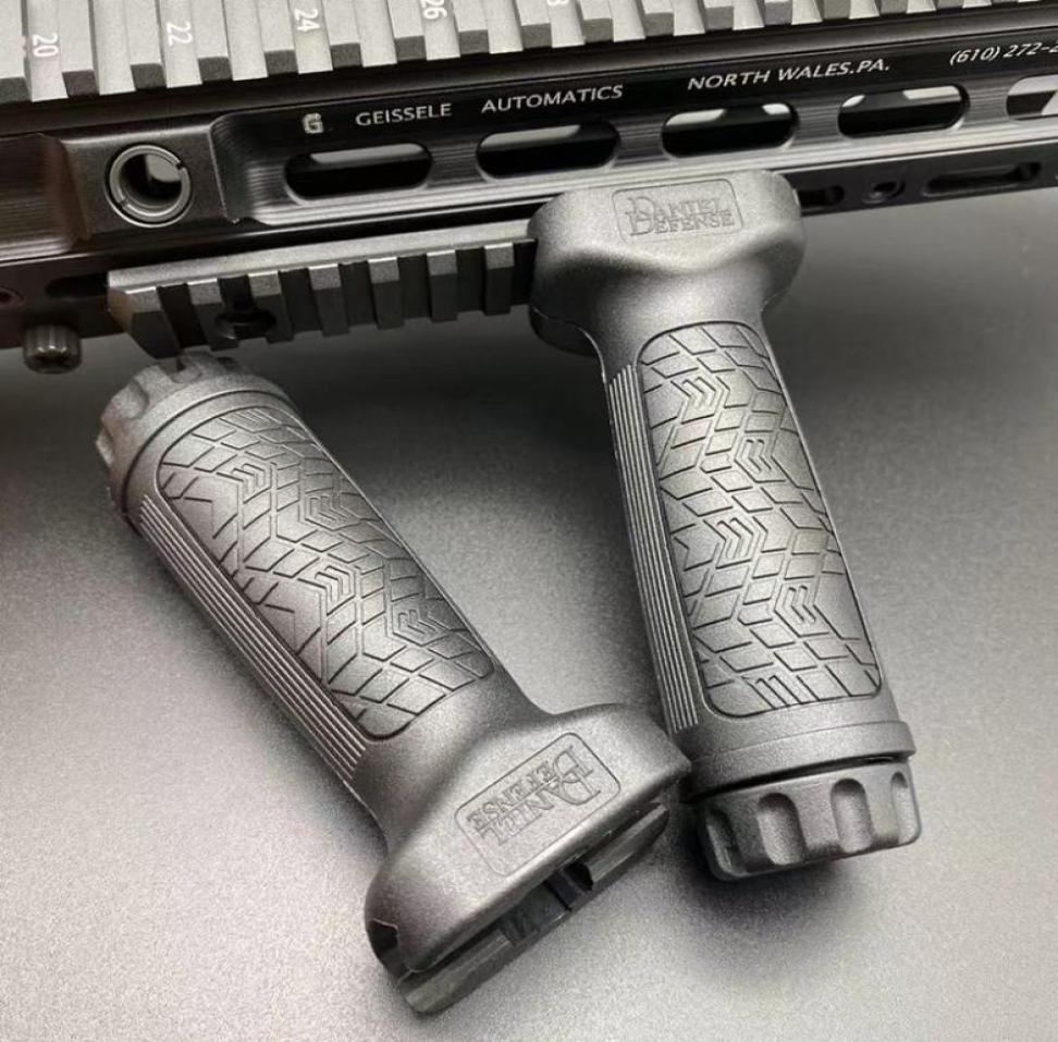 Tactical DD Vertical Grip For 20mm Picatinny Rail Nylon Polymer Front Grip Airsoft M4 Jinming Airgun Rifle Accessories7349331
Tactical DD Vertical Grip For 20mm Picatinny Rail Nylon Polymer Front Grip Airsoft M4 Jinming Airgun Rifle Accessories7349331