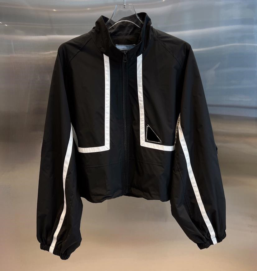 Cardigan zipper Trench Coats Designer Women's Sunscreen windbreaker Triangle Icon Black white Side chest zipper
Cardigan zipper Trench Coats Designer Women's Sunscreen windbreaker Triangle Icon Black white Side chest zipper