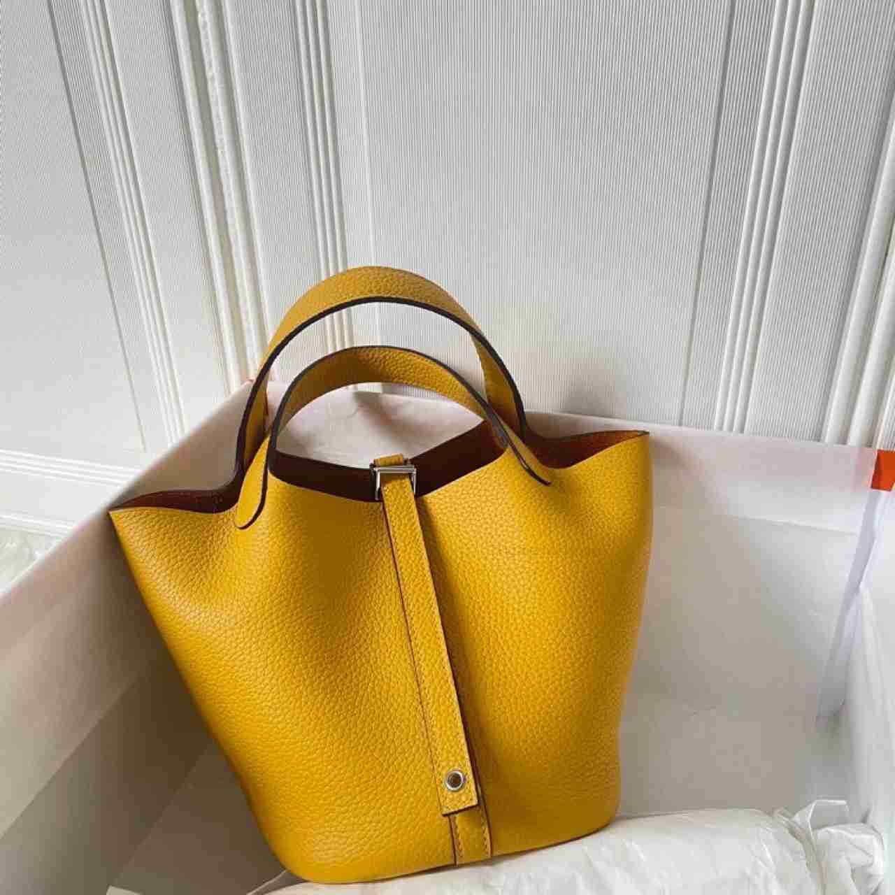 Designer Handbag Picotin Lock Cargo h Vegetable Basket New Bag Leather Bucket Portable Canvas Small Bag, Biscuit
Designer Handbag Picotin Lock Cargo h Vegetable Basket New Bag Leather Bucket Portable Canvas Small Bag, Biscuit