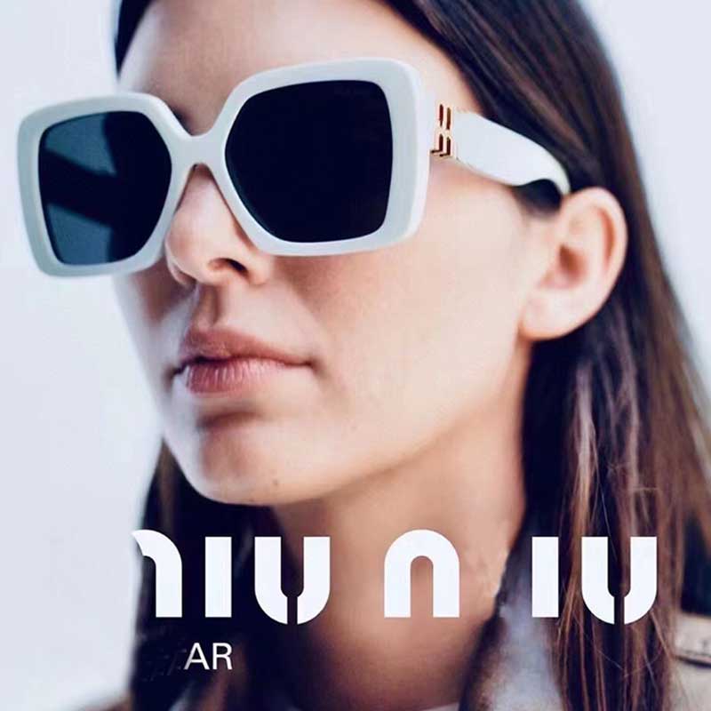 MIU Glimpse Sunglasses 10YS Acetate Large Frame Women Sunglasses Womens Fashion Versatile Luxury Designer Large Frame Miu Sunglasses Designer di lusso
MIU Glimpse Sunglasses 10YS Acetate Large Frame Women Sunglasses Womens Fashion Versatile Luxury Designer Large Frame Miu Sunglasses Designer di lusso