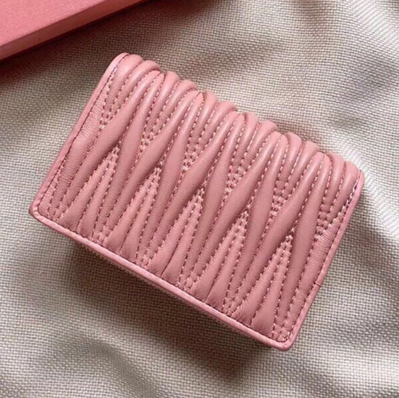 Small Matelasse Nappa Leather Wallet Flap with Snap Closure Designer Woman Zipper Space Wallets Three Credit Card Slots Luxury Miu Purse Wallets
Small Matelasse Nappa Leather Wallet Flap with Snap Closure Designer Woman Zipper Space Wallets Three Credit Card Slots Luxury Miu Purse Wallets