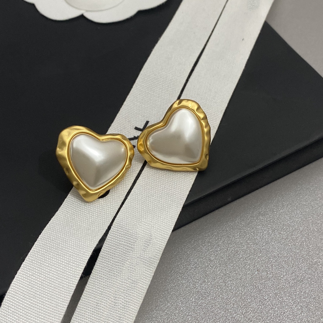 Designer earrings for women New Fashion Earring Love Earrings For Woman Brand Simple Letters Diamond Lady Earrings Jewelry Ear Stud-7
Designer earrings for women New Fashion Earring Love Earrings For Woman Brand Simple Letters Diamond Lady Earrings Jewelry Ear Stud-7