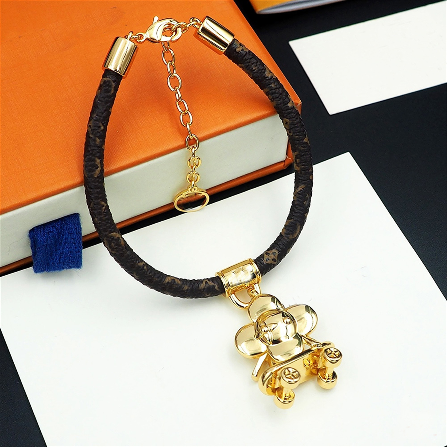 Luxurys Designer Jewelry Bracelet Presbyopia Leather Bracelets Fashion For Men Women Leather Elegant Bangle With Box Dustbags