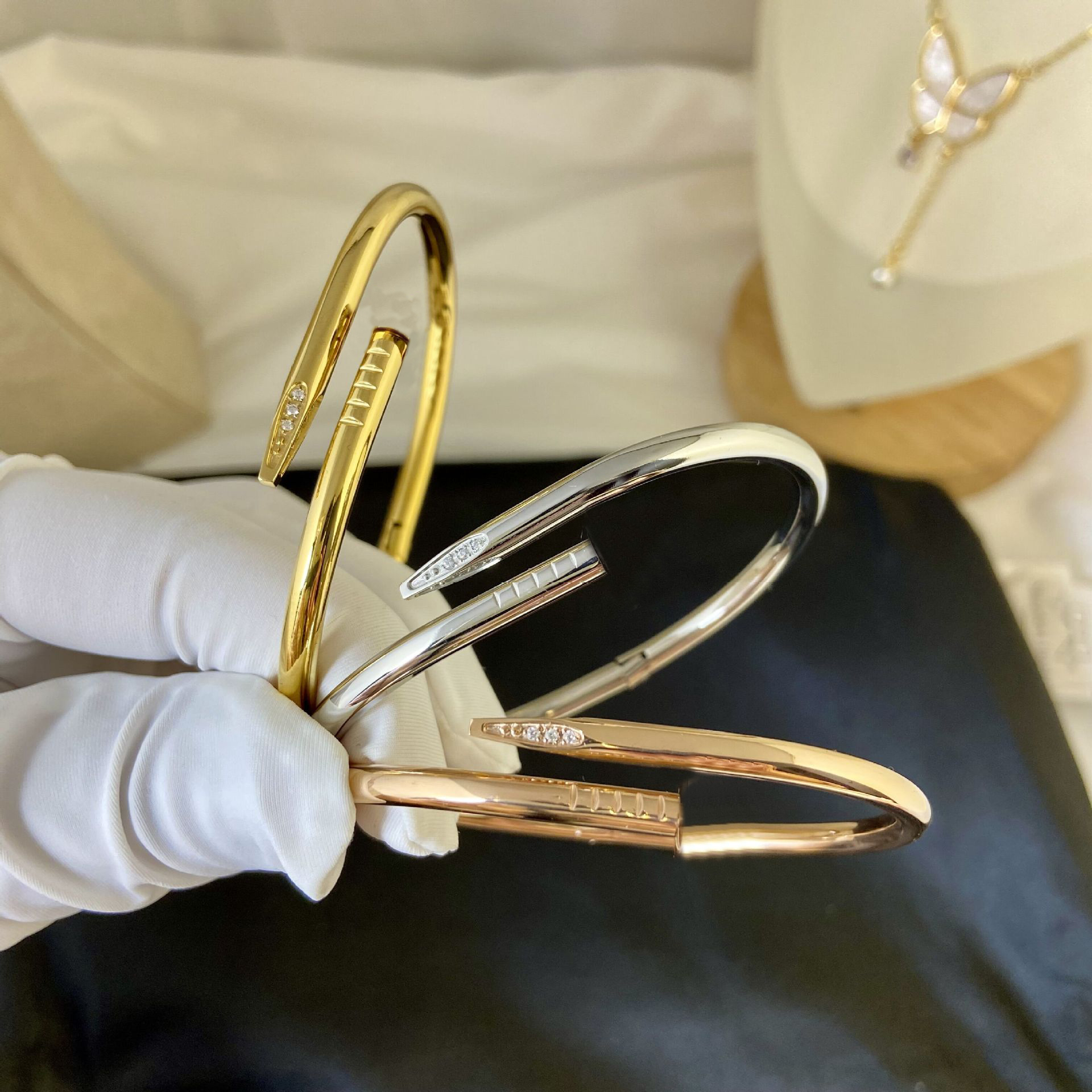 Luxury fashion designer gold and silver bracelet mens bangle 18k gold nail bracelet all titanium steel alloy electroplating bracelet men's cuff bracelet
Luxury fashion designer gold and silver bracelet mens bangle 18k gold nail bracelet all titanium steel alloy electroplating bracelet men's cuff bracelet