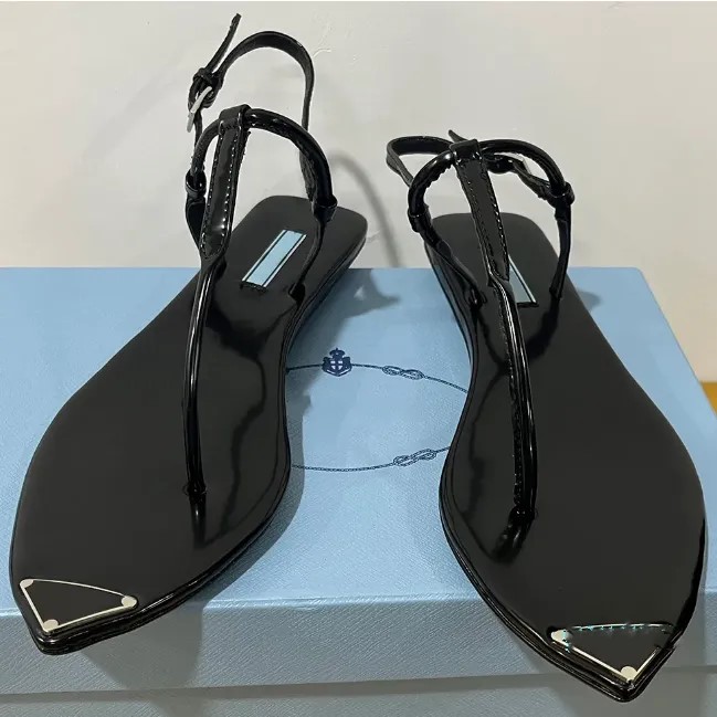 2023 sandals Black hot stamped Enameled metal triangle Beach Sandals famous luxury designer sandals women Flats sandal high quality
2023 sandals Black hot stamped Enameled metal triangle Beach Sandals famous luxury designer sandals women Flats sandal high quality