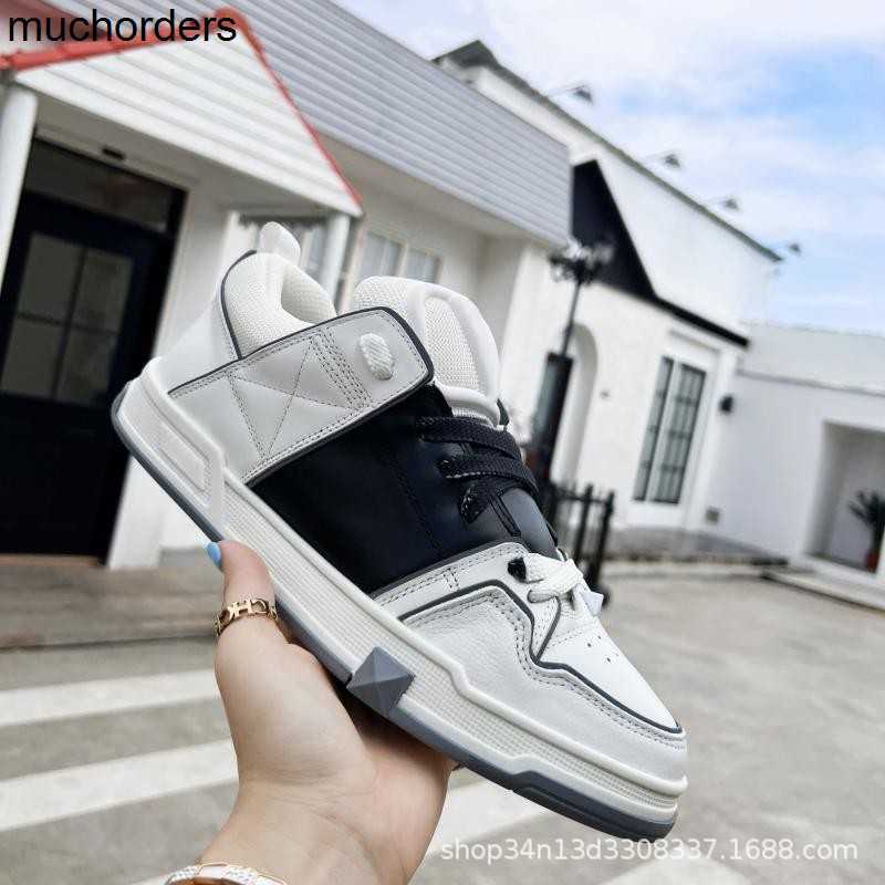 Top Plate 2022 Fashion Show Style Letter Imprint Willow Nail Color Blocking Elevated Lightweight Cowhide Fabric Couple Sports Shoes
Top Plate 2022 Fashion Show Style Letter Imprint Willow Nail Color Blocking Elevated Lightweight Cowhide Fabric Couple Sports Shoes