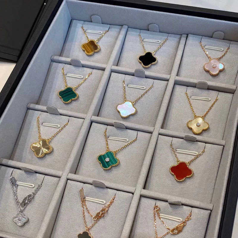 New Designer Pendant Necklaces for Women Elegant 4/Four Leaf Clover locket Necklace Highly Quality Choker chains Designer Jewelry 18K Plated gold girls Gift
New Designer Pendant Necklaces for Women Elegant 4/Four Leaf Clover locket Necklace Highly Quality Choker chains Designer Jewelry 18K Plated gold girls Gift