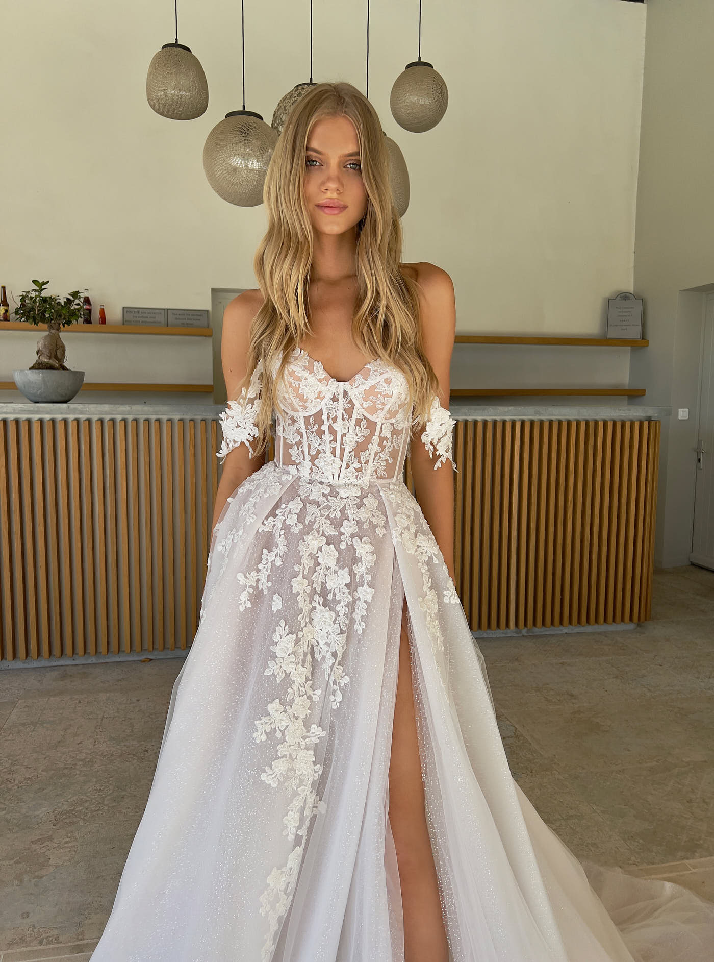 Off Shoulder A e Wedding Dresses Appliques Sweep train Slit Lace designer wedding bridal gowns