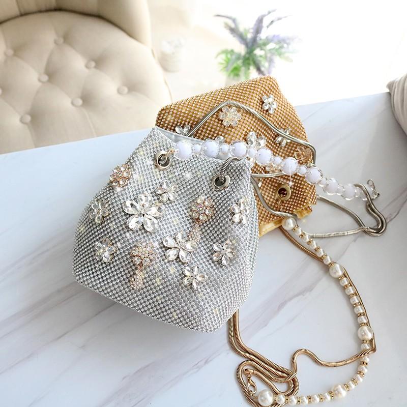 Evening Bags Fashion Diamonds Ladies Small Bucket Bag Crystal Flowers Beading Women Shiny Mini Chain Slung Shoulder HandbagEvening, Golden
Evening Bags Fashion Diamonds Ladies Small Bucket Bag Crystal Flowers Beading Women Shiny Mini Chain Slung Shoulder HandbagEvening, Golden