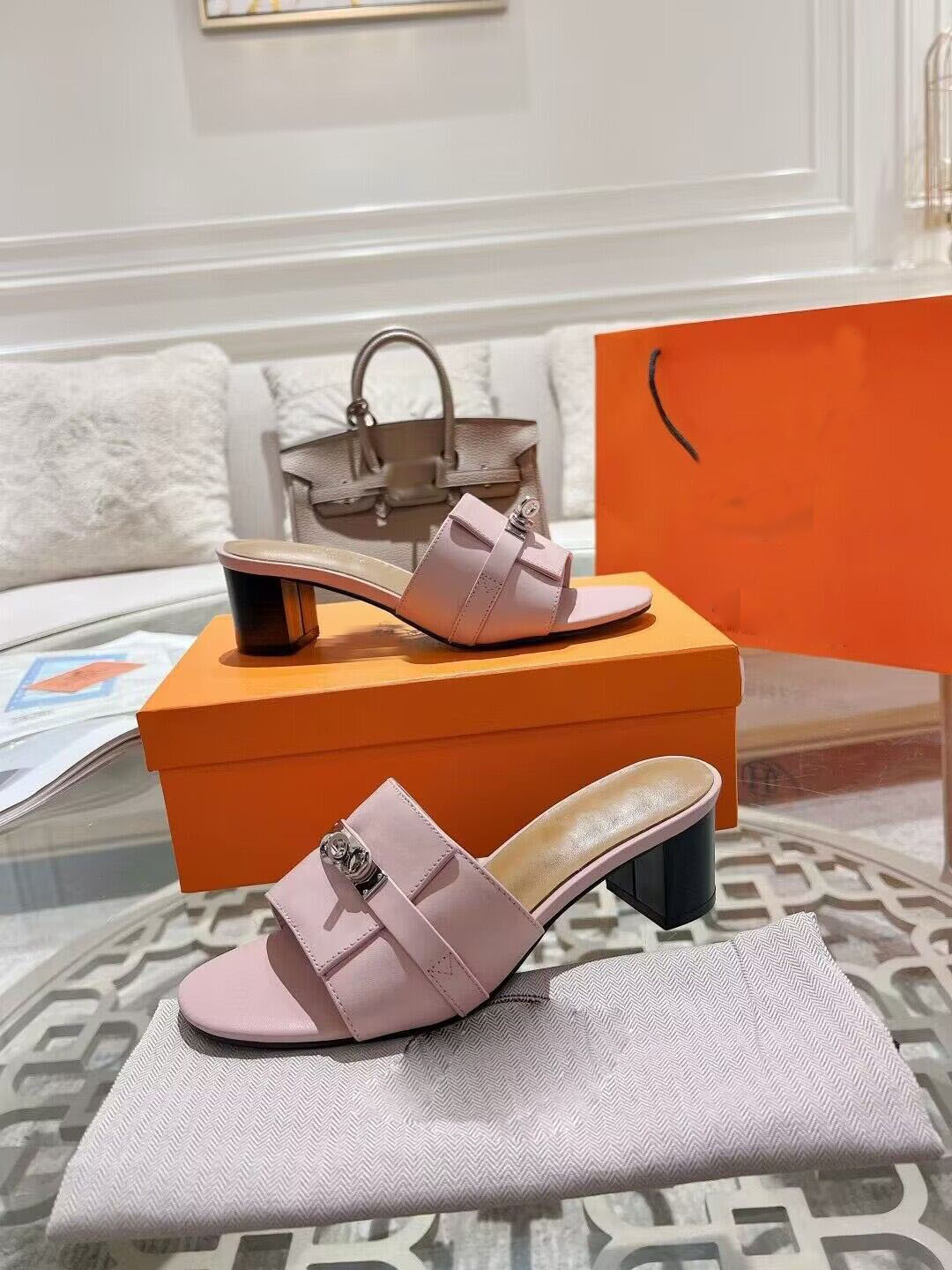 Designer Women Sandals Shoes Goatskin plated Kelly Buckle chunky Flip Flops Brown White Black Slip On Lady Beach Slippers Original Box EU35-42
Designer Women Sandals Shoes Goatskin plated Kelly Buckle chunky Flip Flops Brown White Black Slip On Lady Beach Slippers Original Box EU35-42