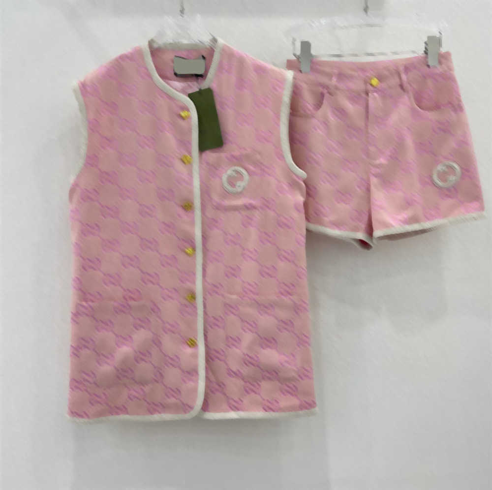 Womens Two Pieces Set Short Pants 23ss New Summer Full Body Letter Jacquard Suit Sleeveless Jacket Vest And Casual Shorts Sets Designer Women Clothing 0912
Womens Two Pieces Set Short Pants 23ss New Summer Full Body Letter Jacquard Suit Sleeveless Jacket Vest And Casual Shorts Sets Designer Women Clothing 0912
