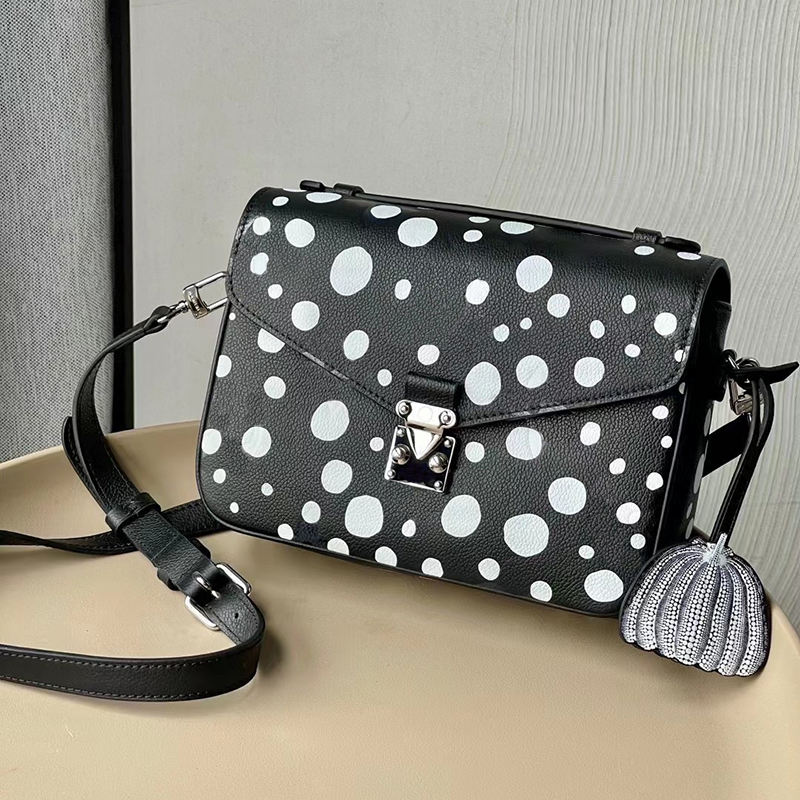 Designer Pochette Messenger Bag Cowhide Crossbody Bags 10A Coated Canvas Shoulder Bag With Box L002, M44875
Designer Pochette Messenger Bag Cowhide Crossbody Bags 10A Coated Canvas Shoulder Bag With Box L002, M44875