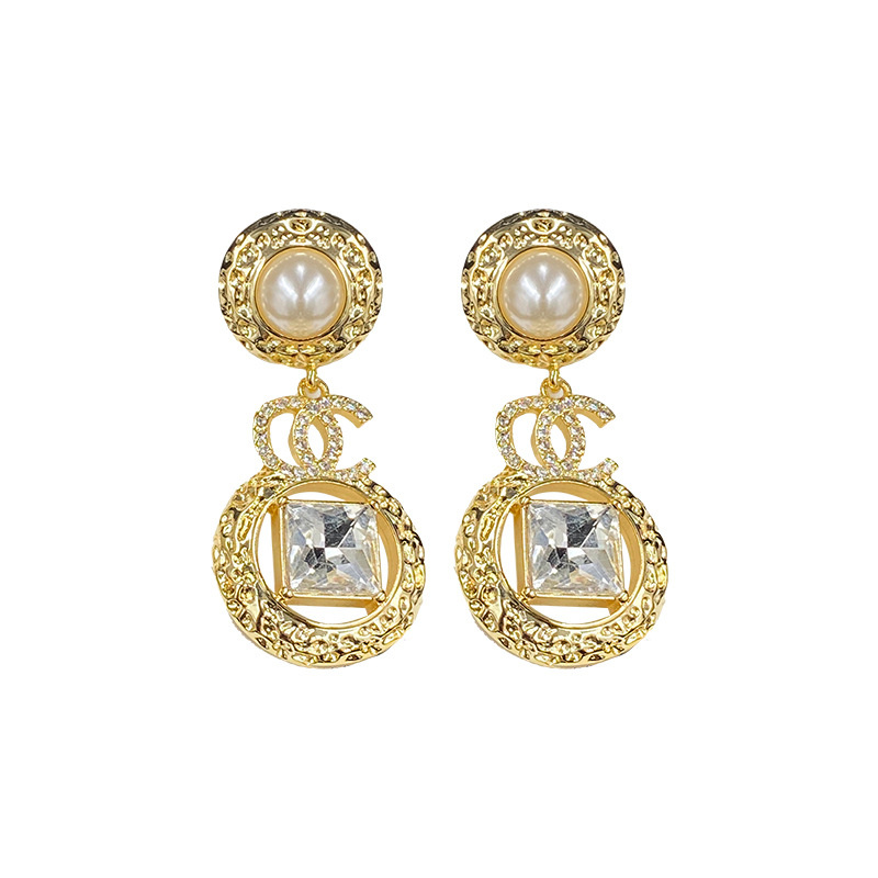 18K Gold Plated Brand Designer Earrings Double Letters Stud Clip Chain Geometric Famous Women Diamond Pearl Earring Wedding Party Jewerlry Accessories
18K Gold Plated Brand Designer Earrings Double Letters Stud Clip Chain Geometric Famous Women Diamond Pearl Earring Wedding Party Jewerlry Accessories