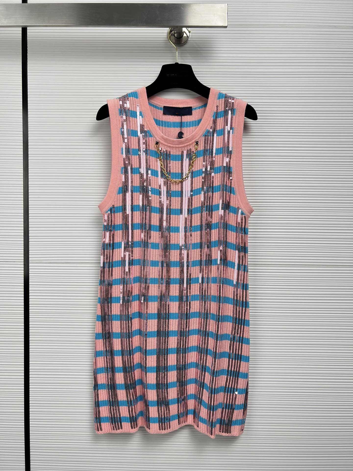 Casual Dresses Luxury Designer Designs 2023 Early Spring New Sequin Black and White Stripe Series Knitted Tank Skirt, Pink
Casual Dresses Luxury Designer Designs 2023 Early Spring New Sequin Black and White Stripe Series Knitted Tank Skirt, Pink