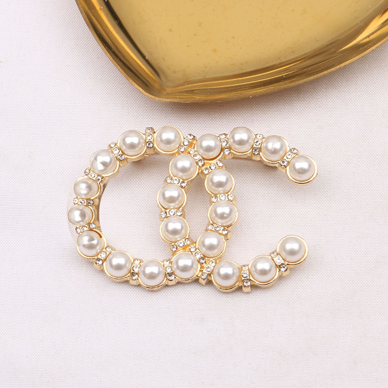 Famous Design Brand Luxury Brooch Women Full Pearl Designer Letter Brooches Suit Pin Fashion Jewelry Gift Clothing High Quality Accessories 20Style
Famous Design Brand Luxury Brooch Women Full Pearl Designer Letter Brooches Suit Pin Fashion Jewelry Gift Clothing High Quality Accessories 20Style