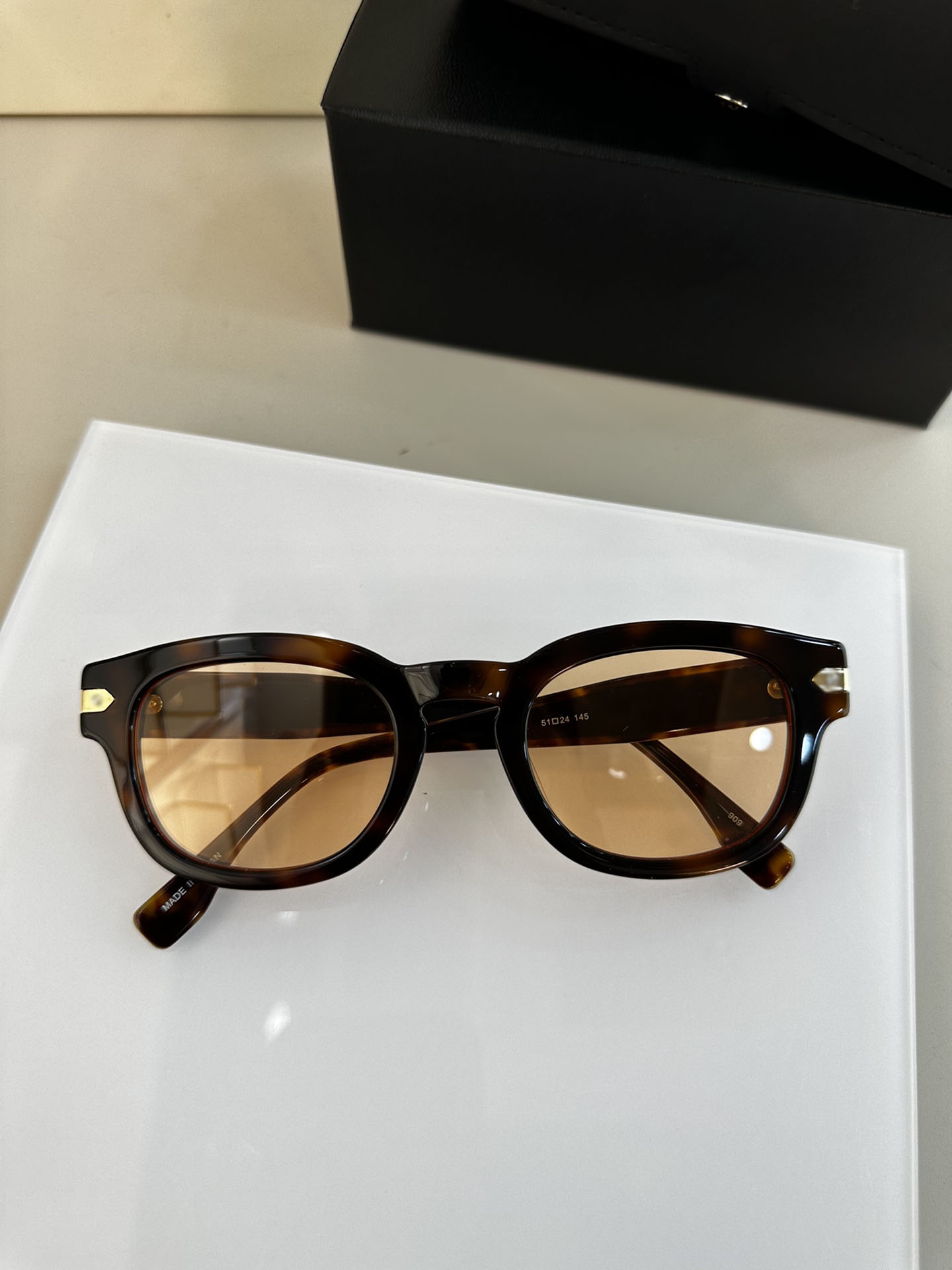 Mens sunglasses tortoiseshell luxury top quality thickened frame high quality womens sunglasses outdoor wind climbing sports
Mens sunglasses tortoiseshell luxury top quality thickened frame high quality womens sunglasses outdoor wind climbing sports