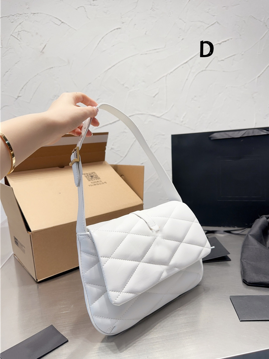 Fashion Luxury Bag Versatile Women's Shoulder Bag Underarm Bag Chain Bag Crossbody Bag Designer Bag Strap Packaging, Beige 
Fashion Luxury Bag Versatile Women's Shoulder Bag Underarm Bag Chain Bag Crossbody Bag Designer Bag Strap Packaging, Beige